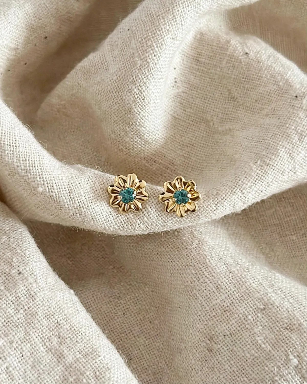 Brinco Flor Ponto de Luz Turquesa (P) — GLANZ Semi Joias