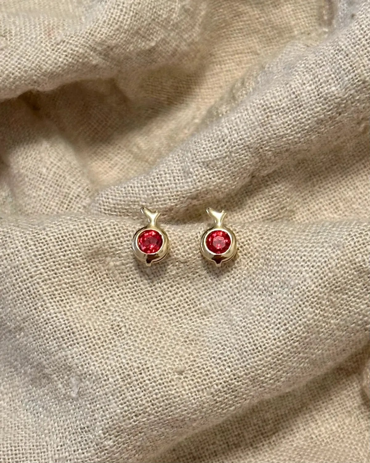 Brinco Ponto de Luz Vermelho Cereja (P) — GLANZ Semi Joias