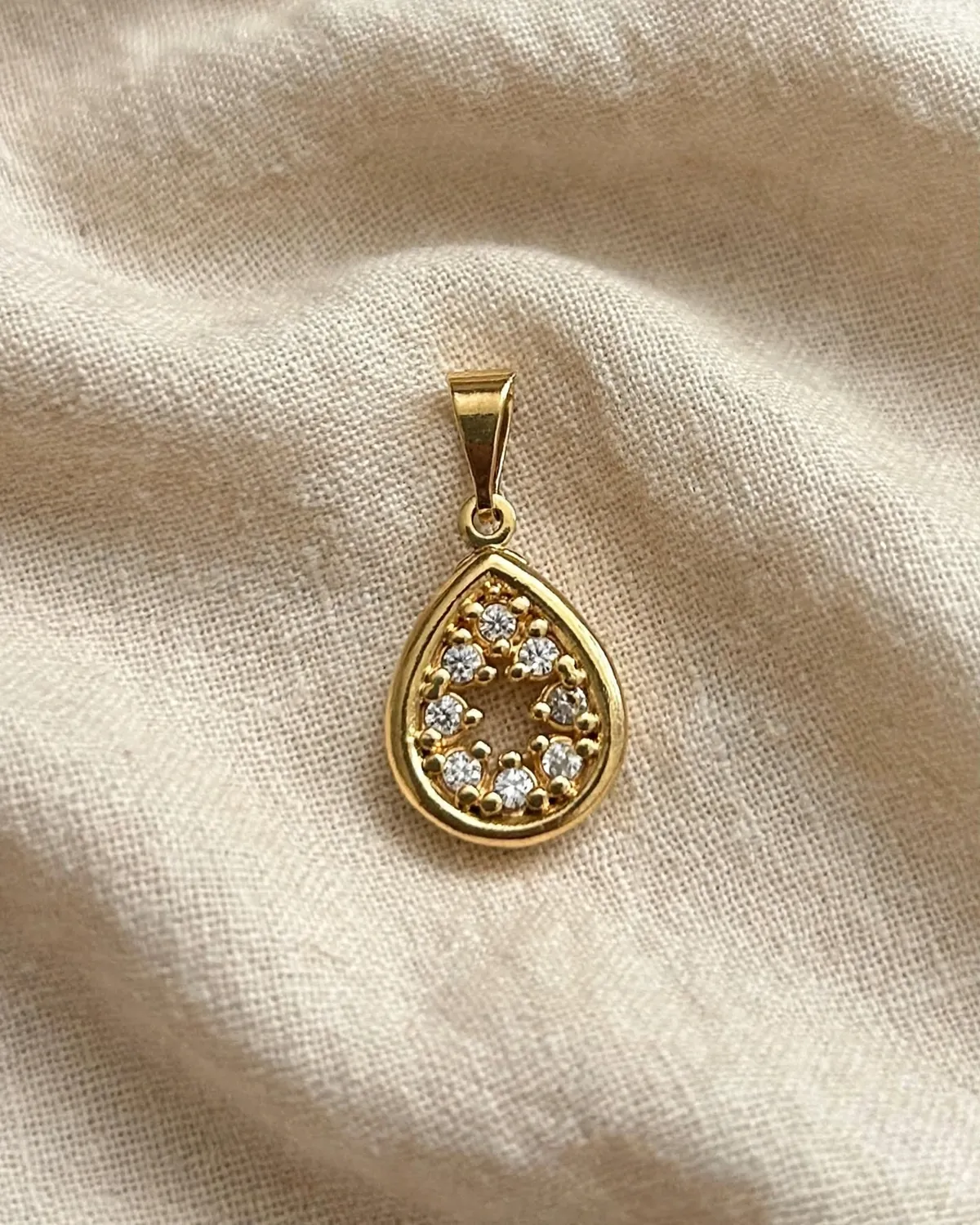 Pingente Gota Cravejada Vazada — GLANZ Semi Joias